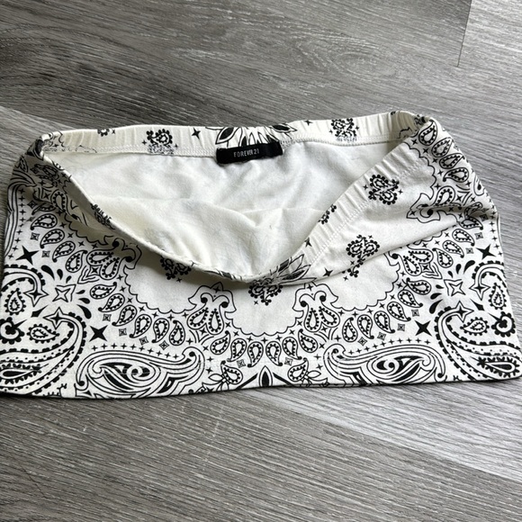 ✨free w any item ✨ white bandana tube crop top - Picture 2 of 2